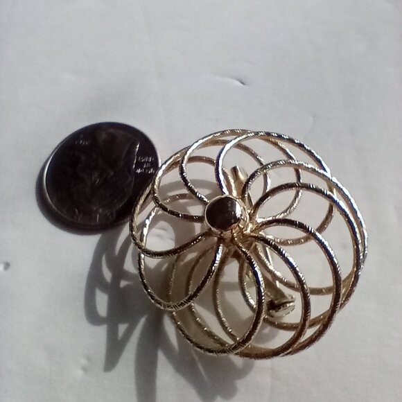 Jewelry - Vintage Gold Tone Metal Wire Brooch